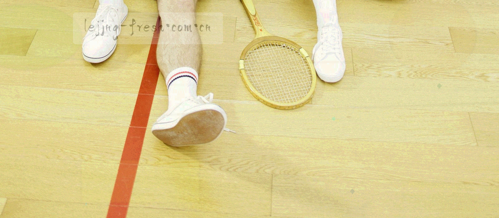 体育场馆夜间的外景与入场通道灯光，人群剪影沿通道流动
